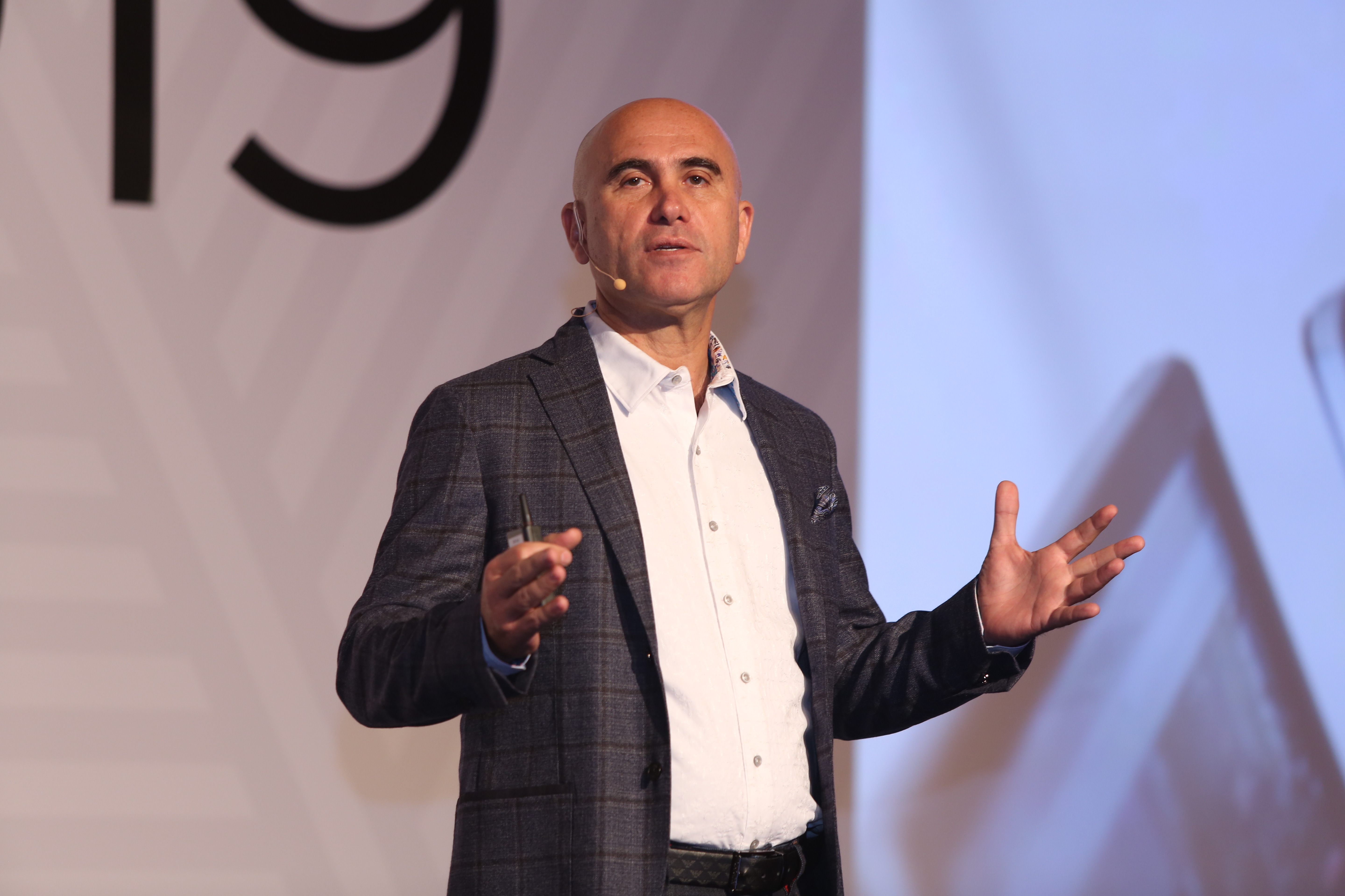 Avaya Sets The Stage For Its Biggest Customer And Channel Event